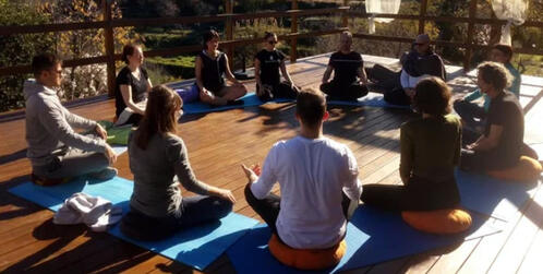 Grupo meditando al aire libre